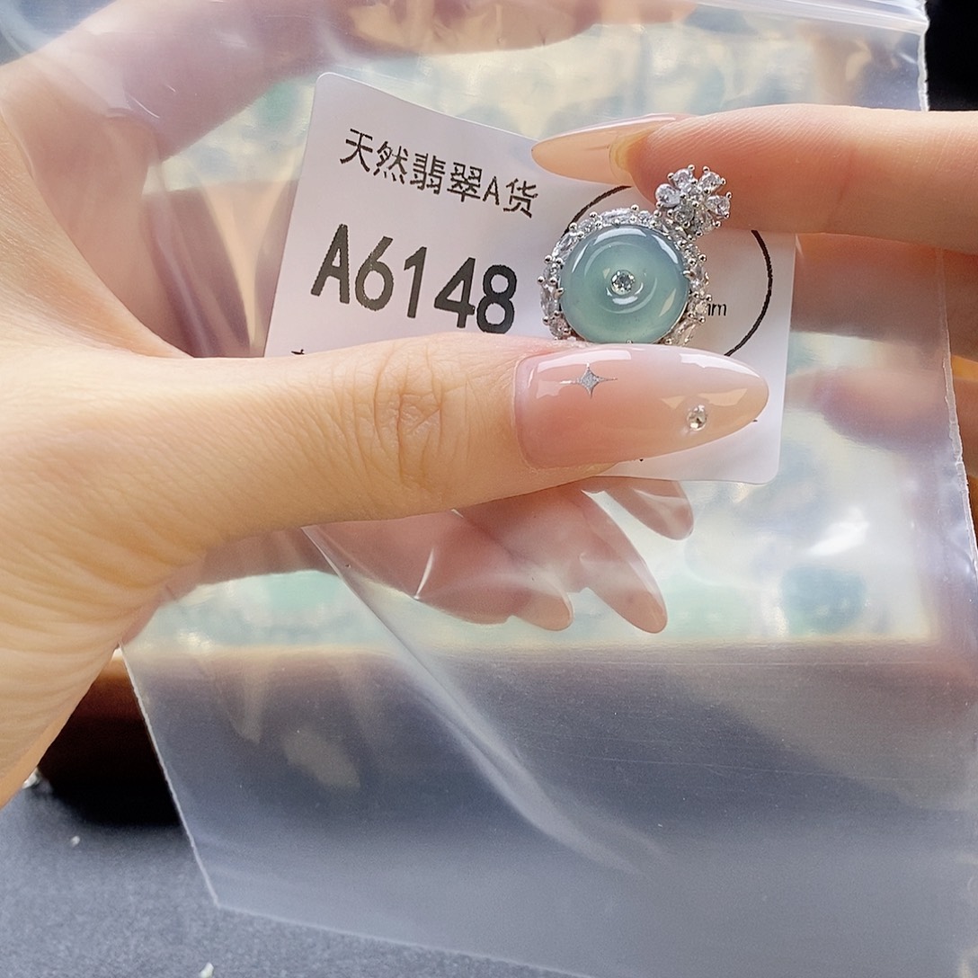 翡翠未镶嵌吊坠(赠链)