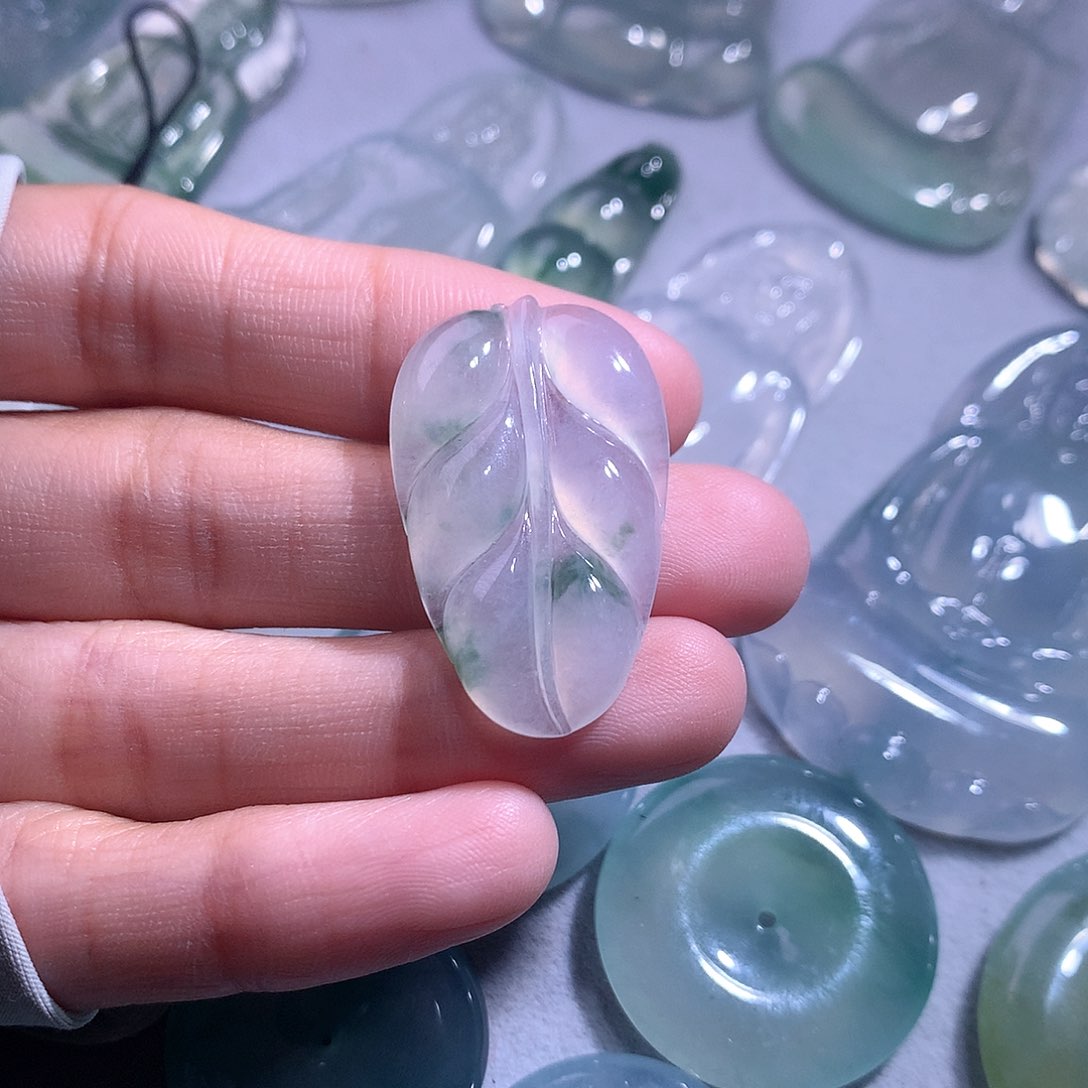 【闪购商品】翡翠颈饰未镶嵌叶子