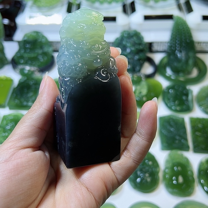 蛇纹石玉手把件未镶嵌你****。