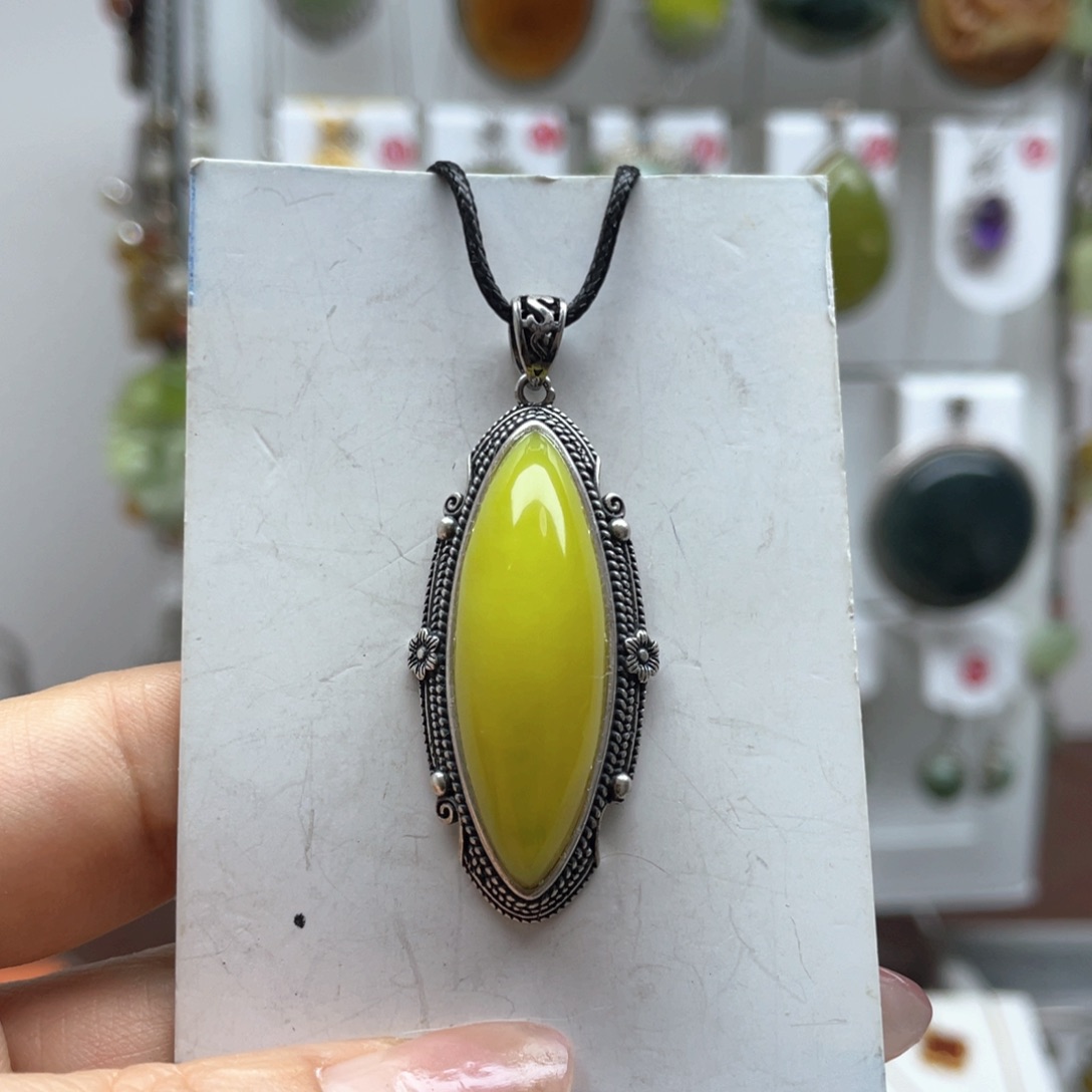 蛇纹石玉未镶嵌吊坠一***笑