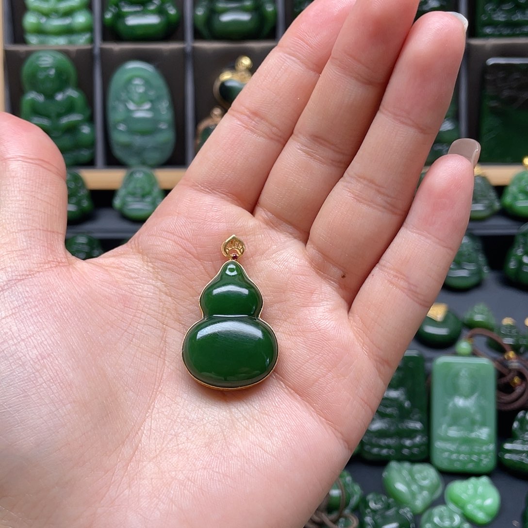 颈饰18K金镶嵌和田玉