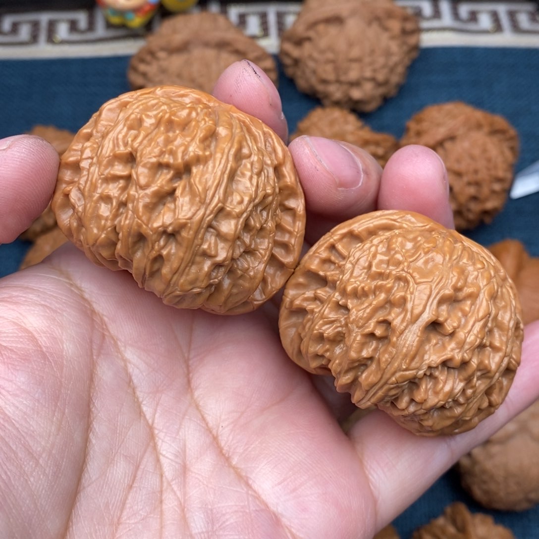 文玩核桃把件45精品红皮闷白