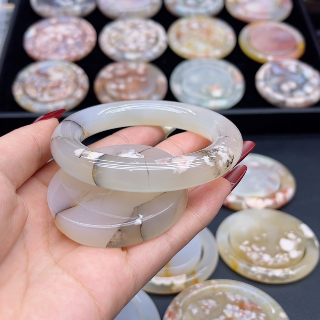 玛瑙/玉髓手镯未镶嵌300