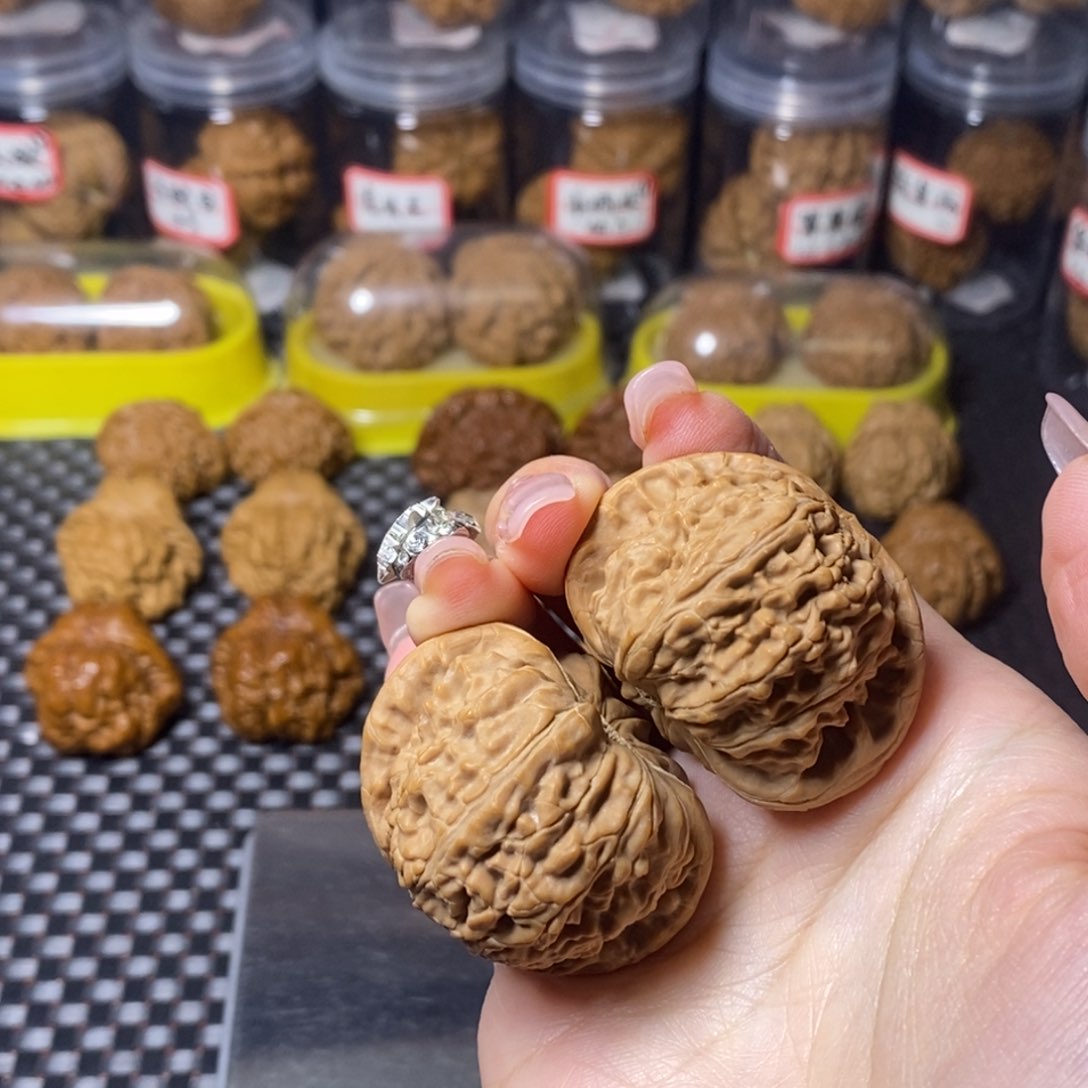 文玩核桃吊坠白狮子44