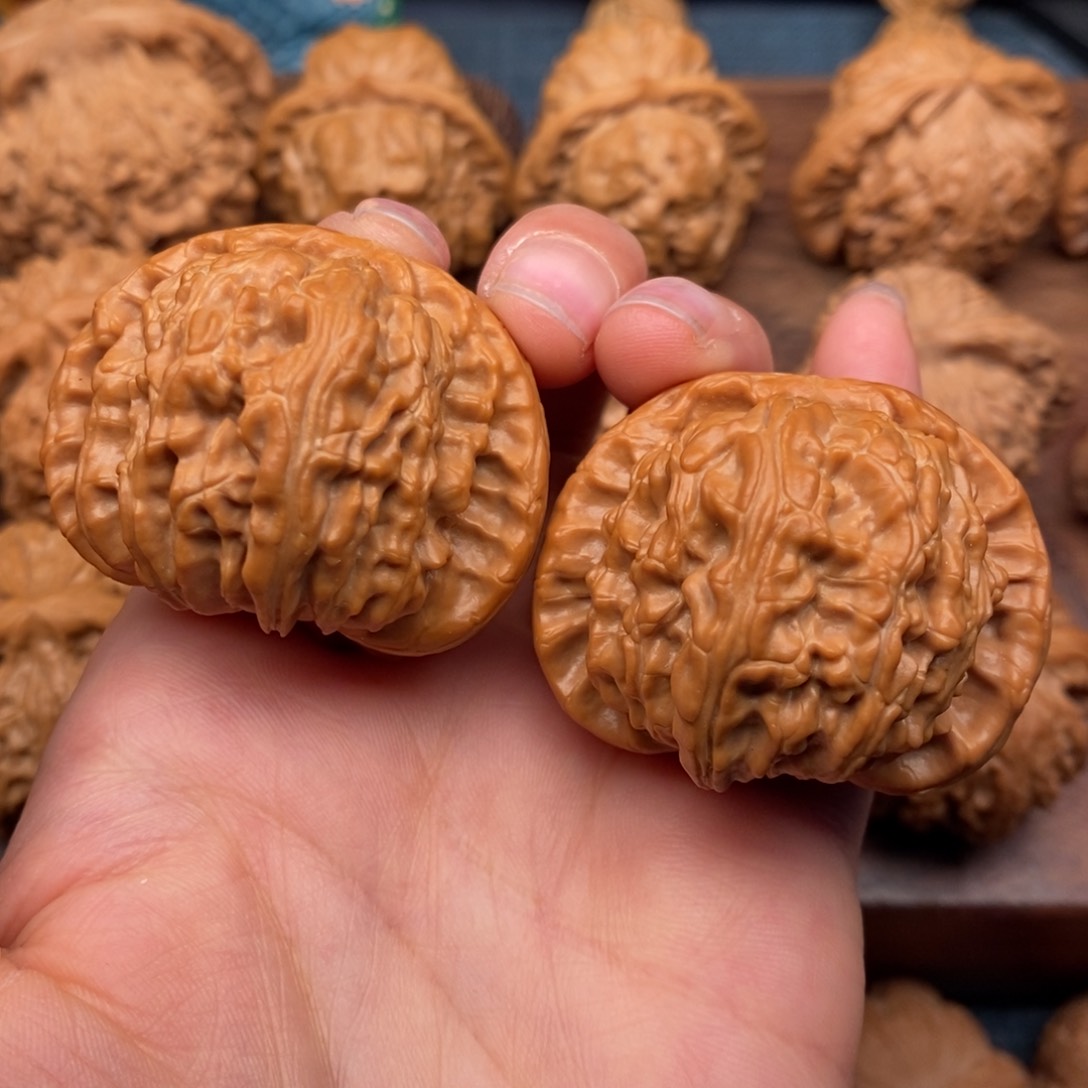 文玩核桃把件42闷尖球白，精配红皮