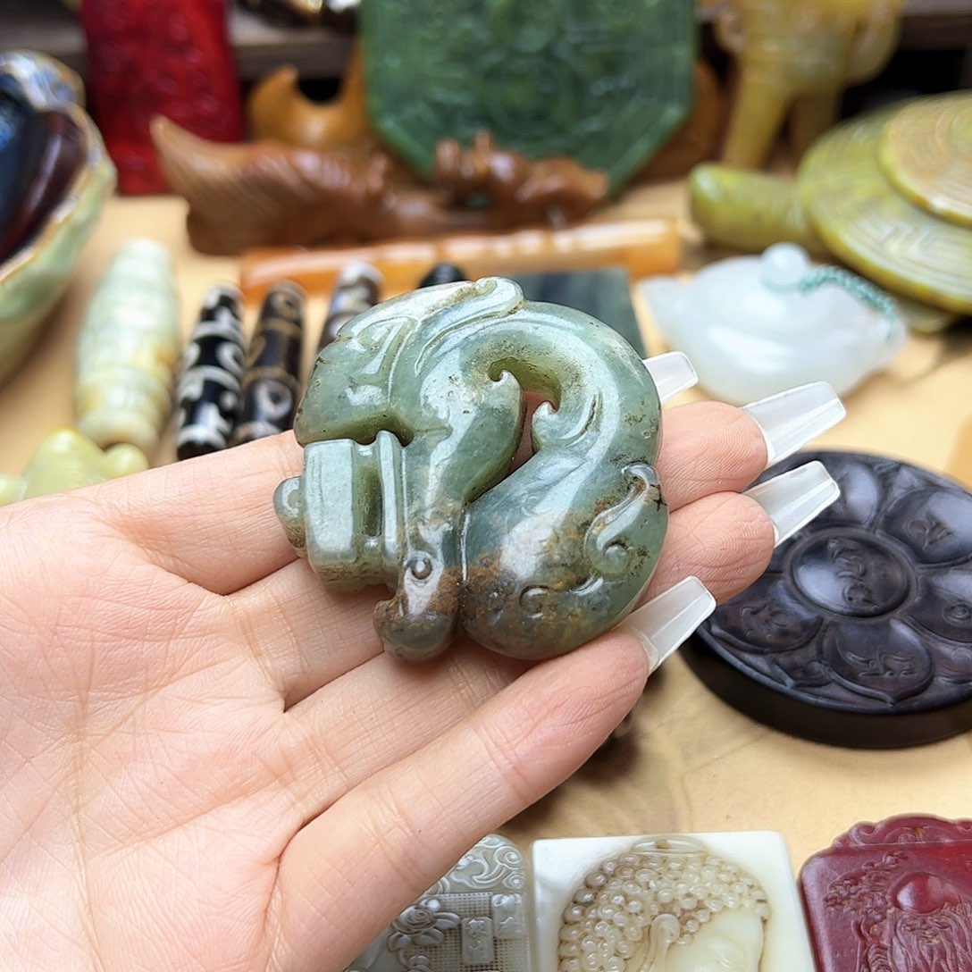 蛇纹石玉未镶嵌颈饰