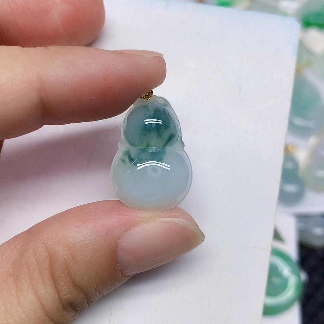 颈饰18K金镶嵌翡翠葫芦