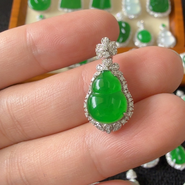 翡翠18K金镶嵌颈饰吊坠