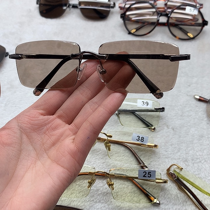 浅茶色商务款式眼镜