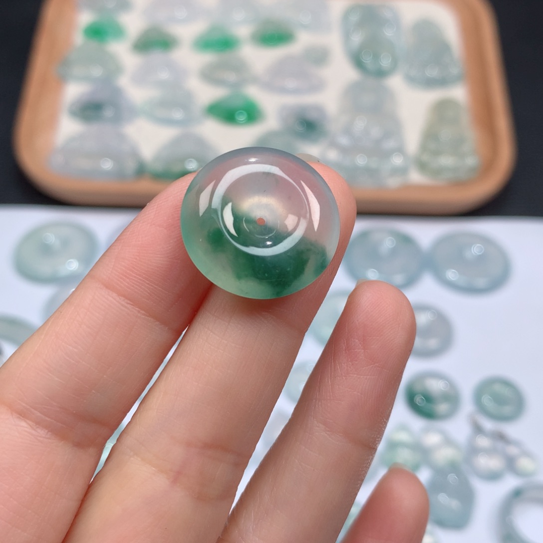 翡翠颈饰未镶嵌高冰飘花平安扣