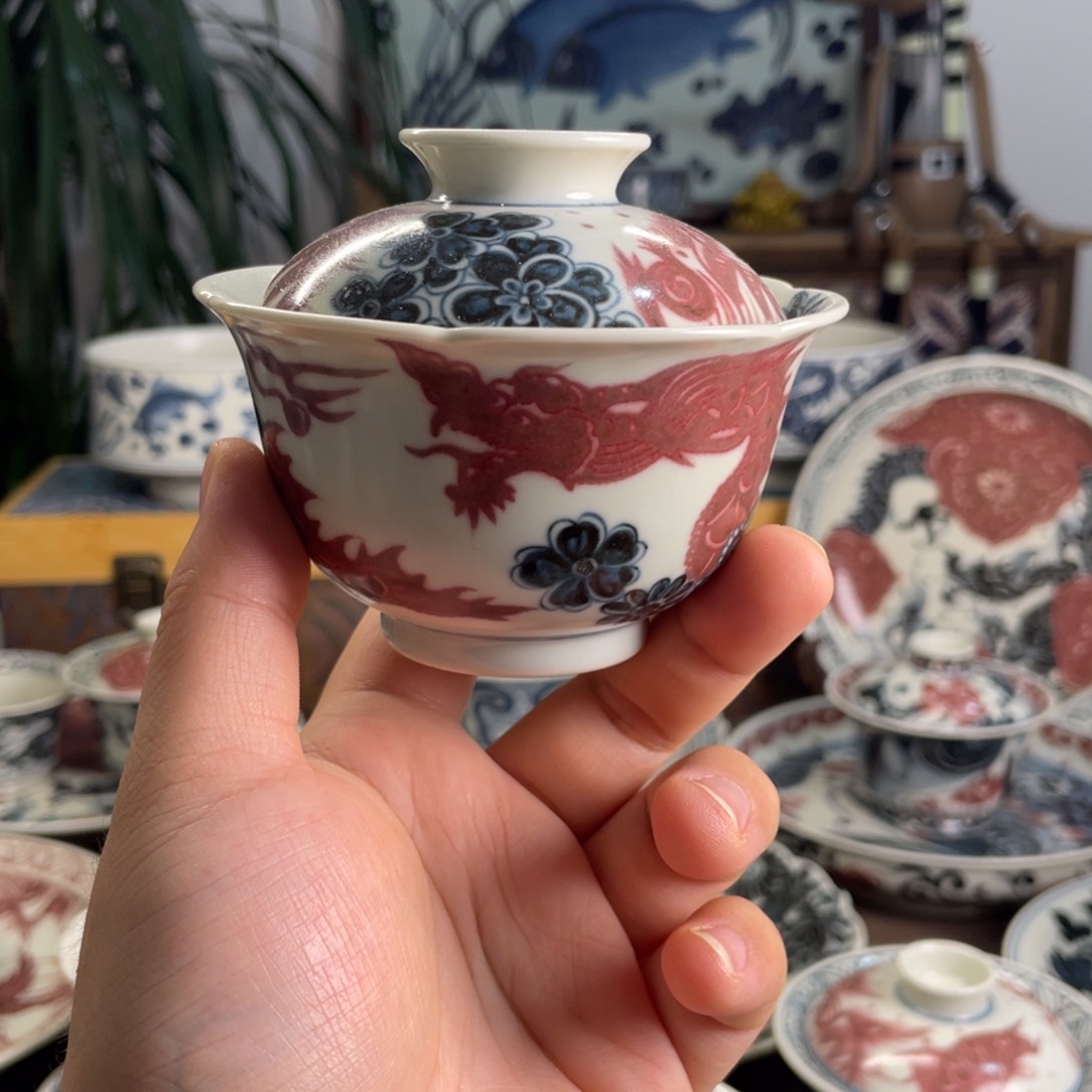 青花釉里红花卉龙葵口盖碗