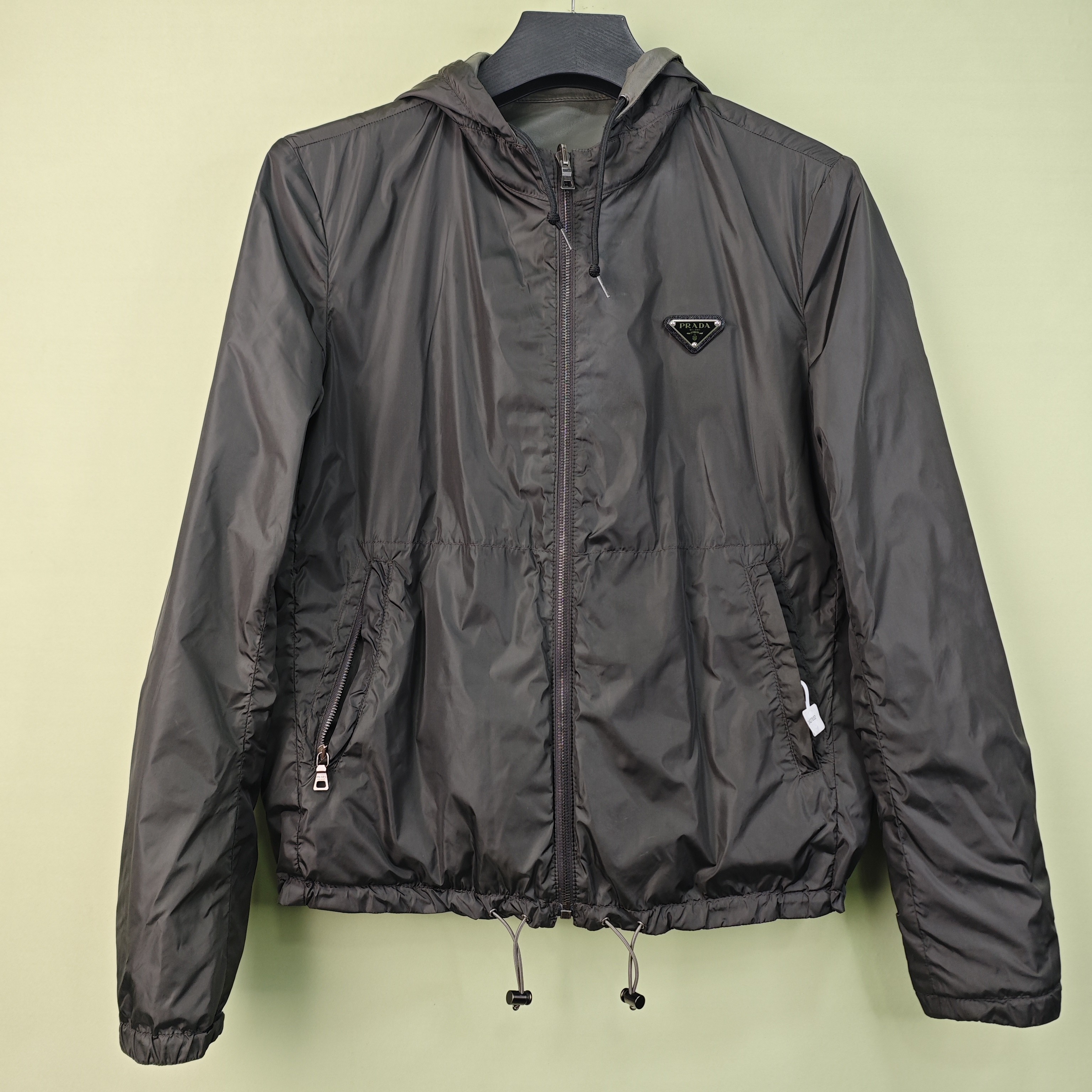 99新 Prada/普拉达 灰色连帽三角标小羊皮夹克男装/48/工价32800