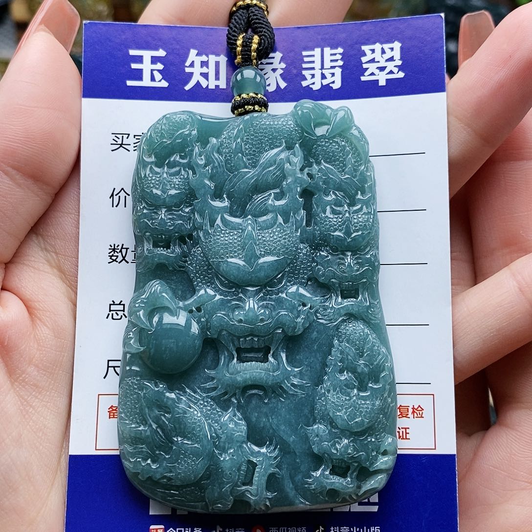 翡翠颈饰未镶嵌九龙护主