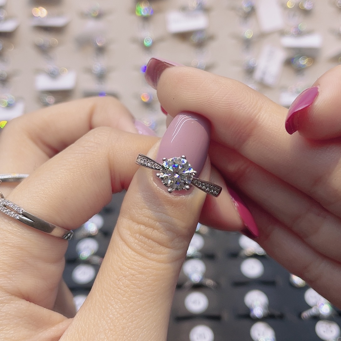 莫桑石非金属圈12.5。  小蛮腰一克拉