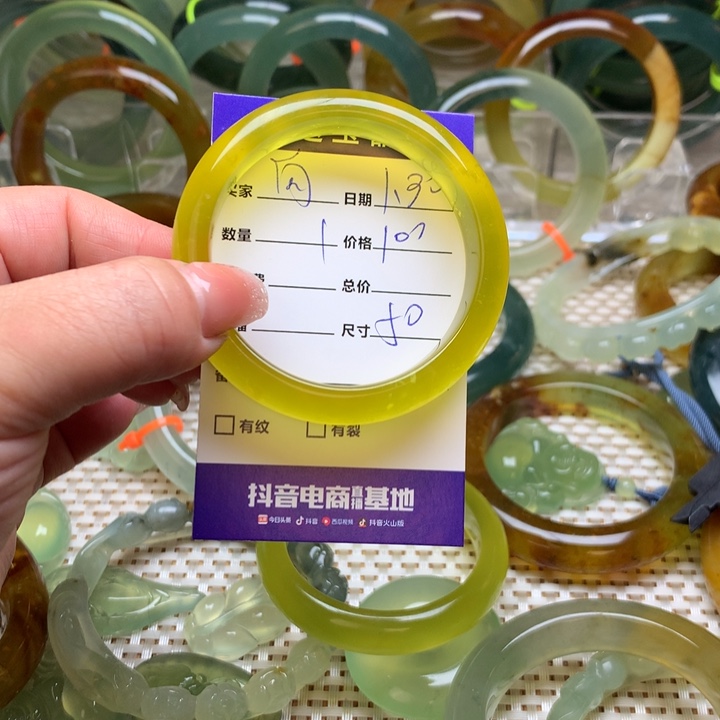 蛇纹石玉手镯未镶嵌向*。