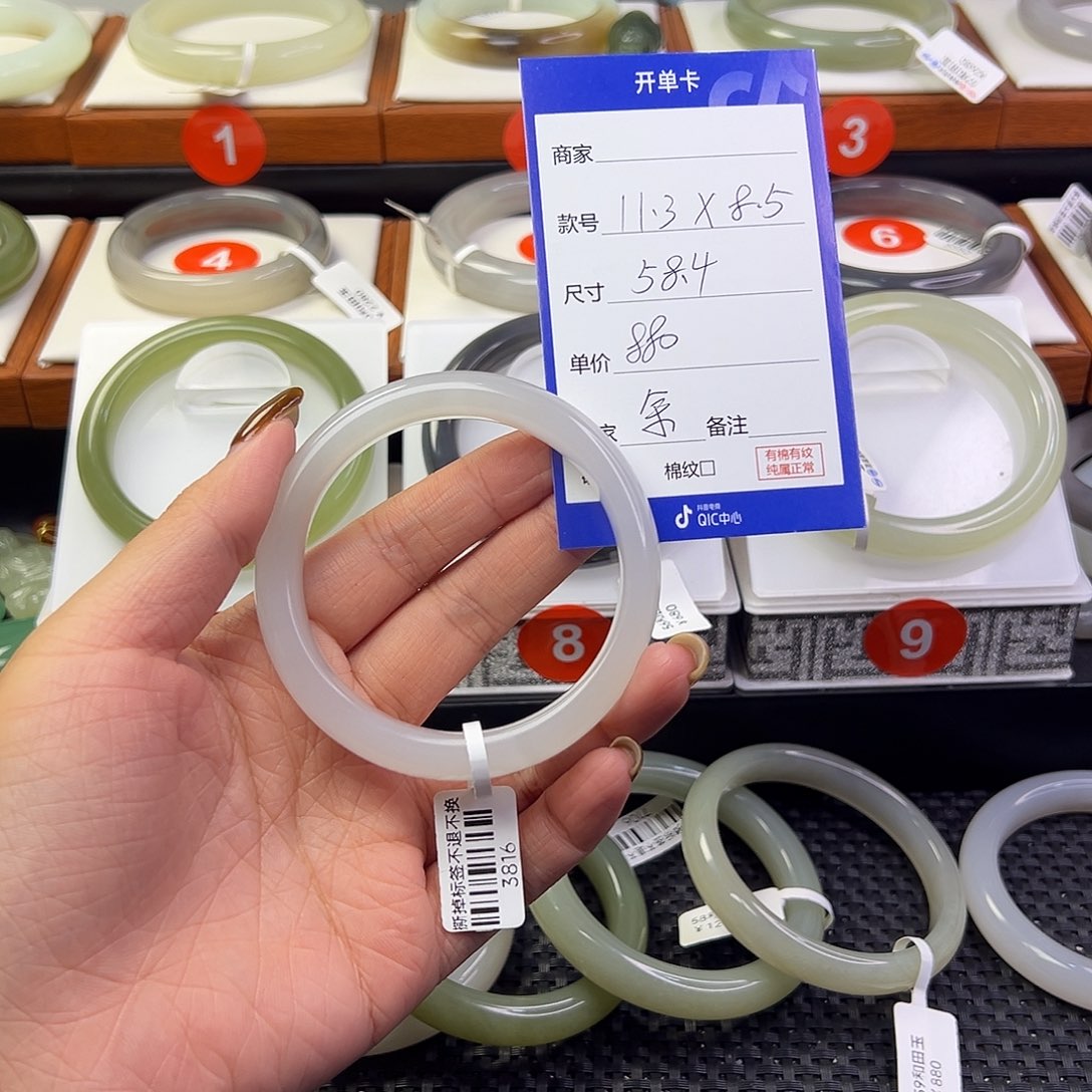 余***惜和田玉未镶嵌手镯