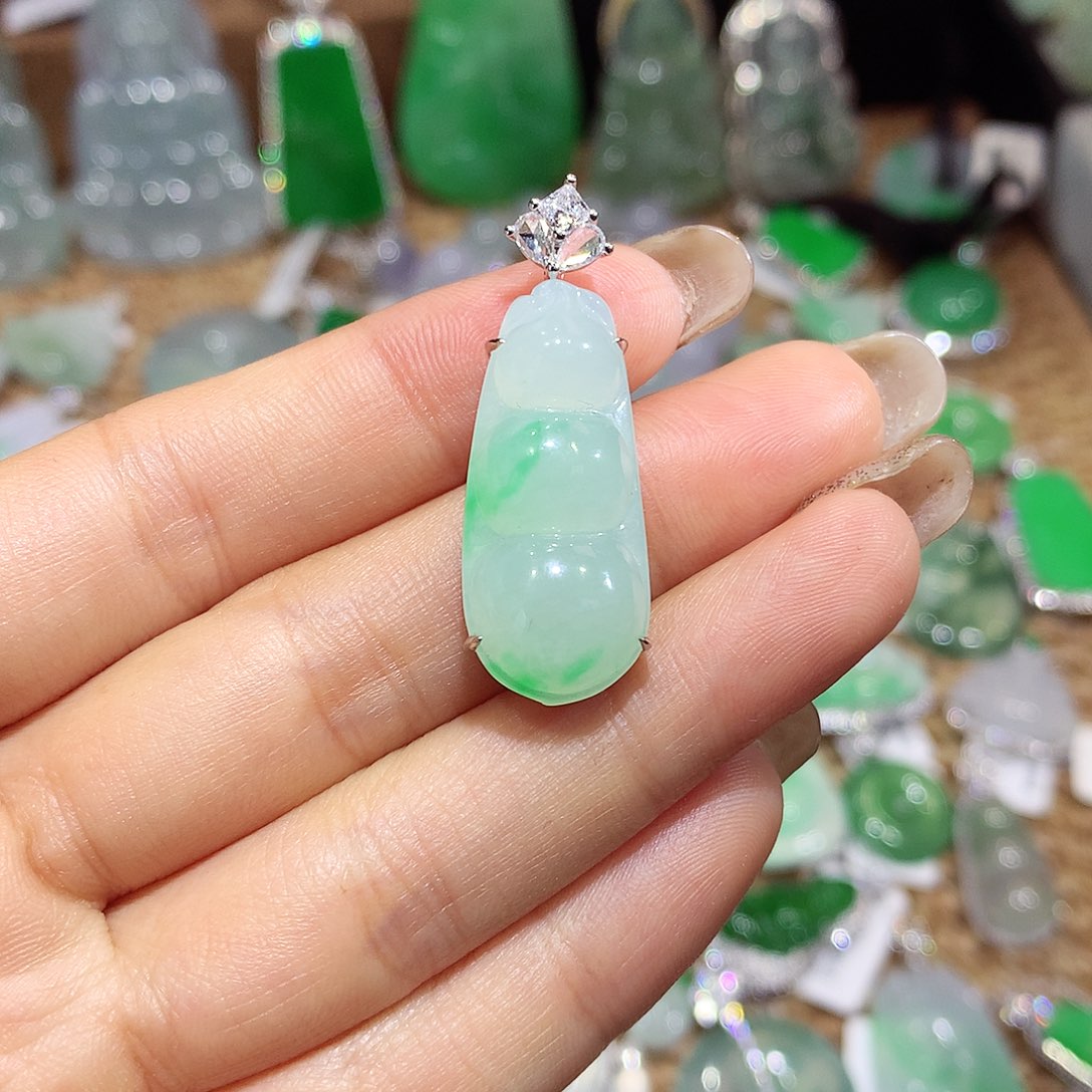 翡翠18K金镶嵌颈饰豆