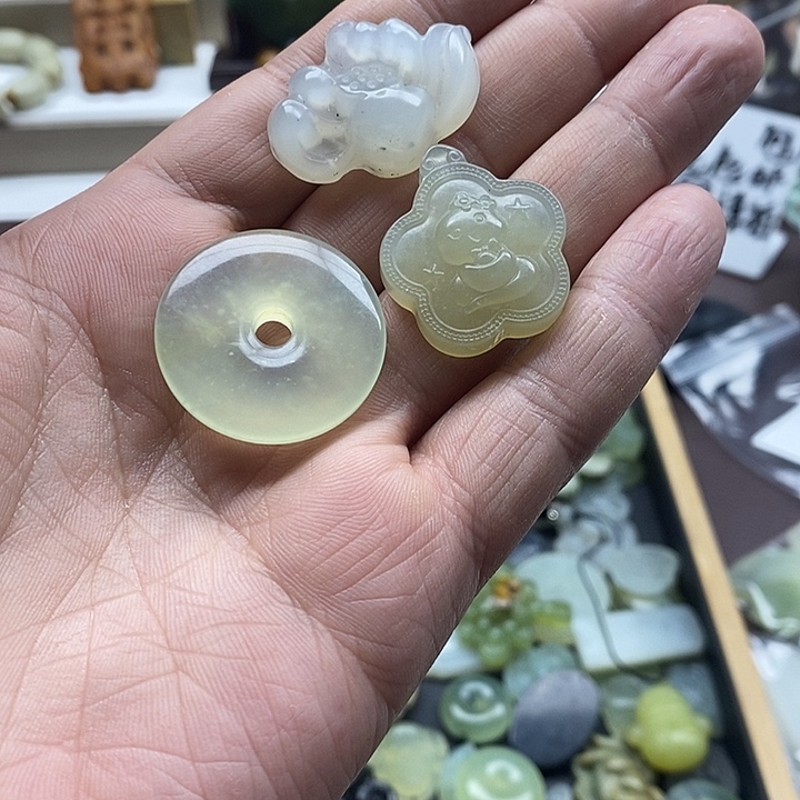 蛇纹石玉未镶嵌颈饰