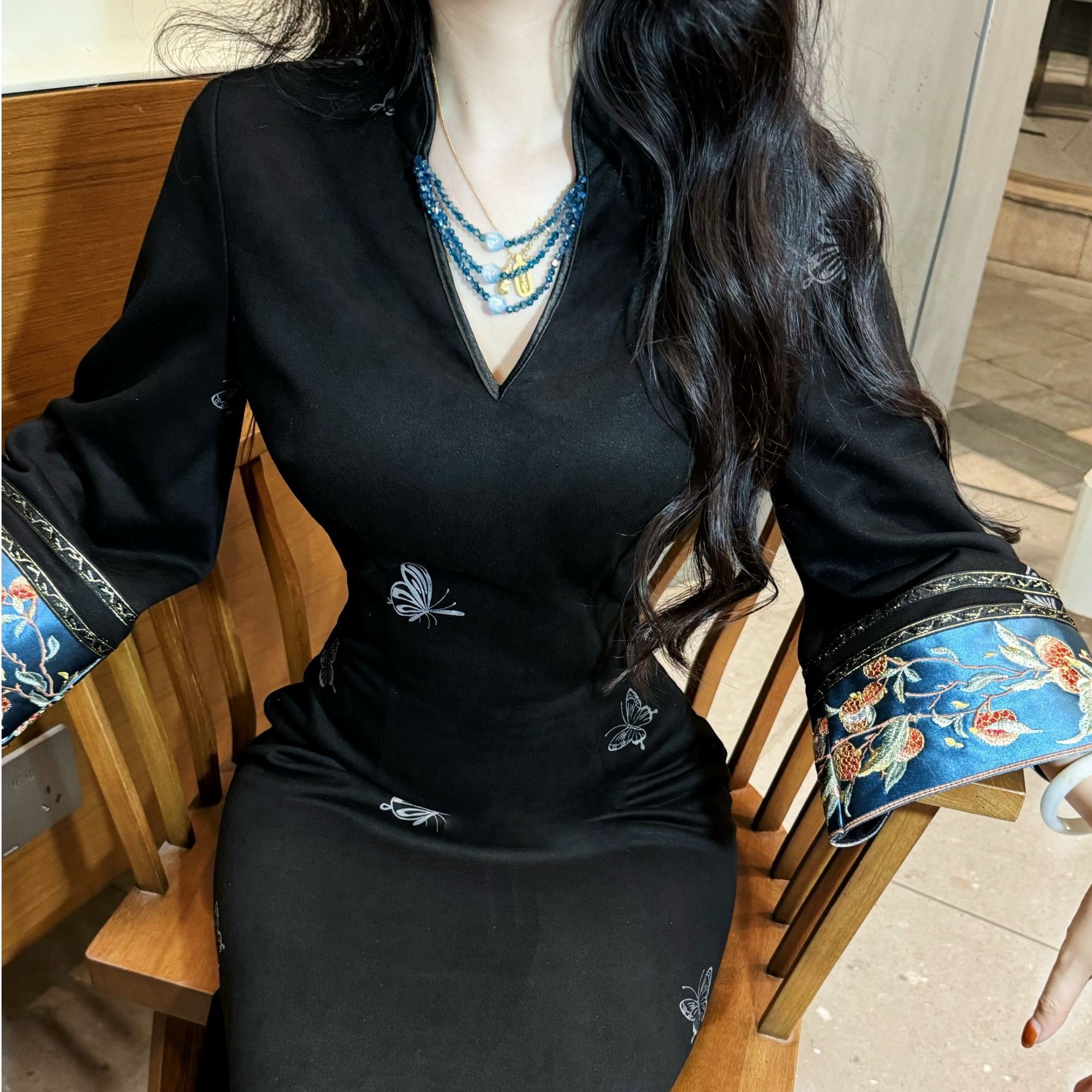 LHMknk1画报夫人原创自制秋冬温柔麂皮绒刺绣珠链旗袍 蓝香蝶