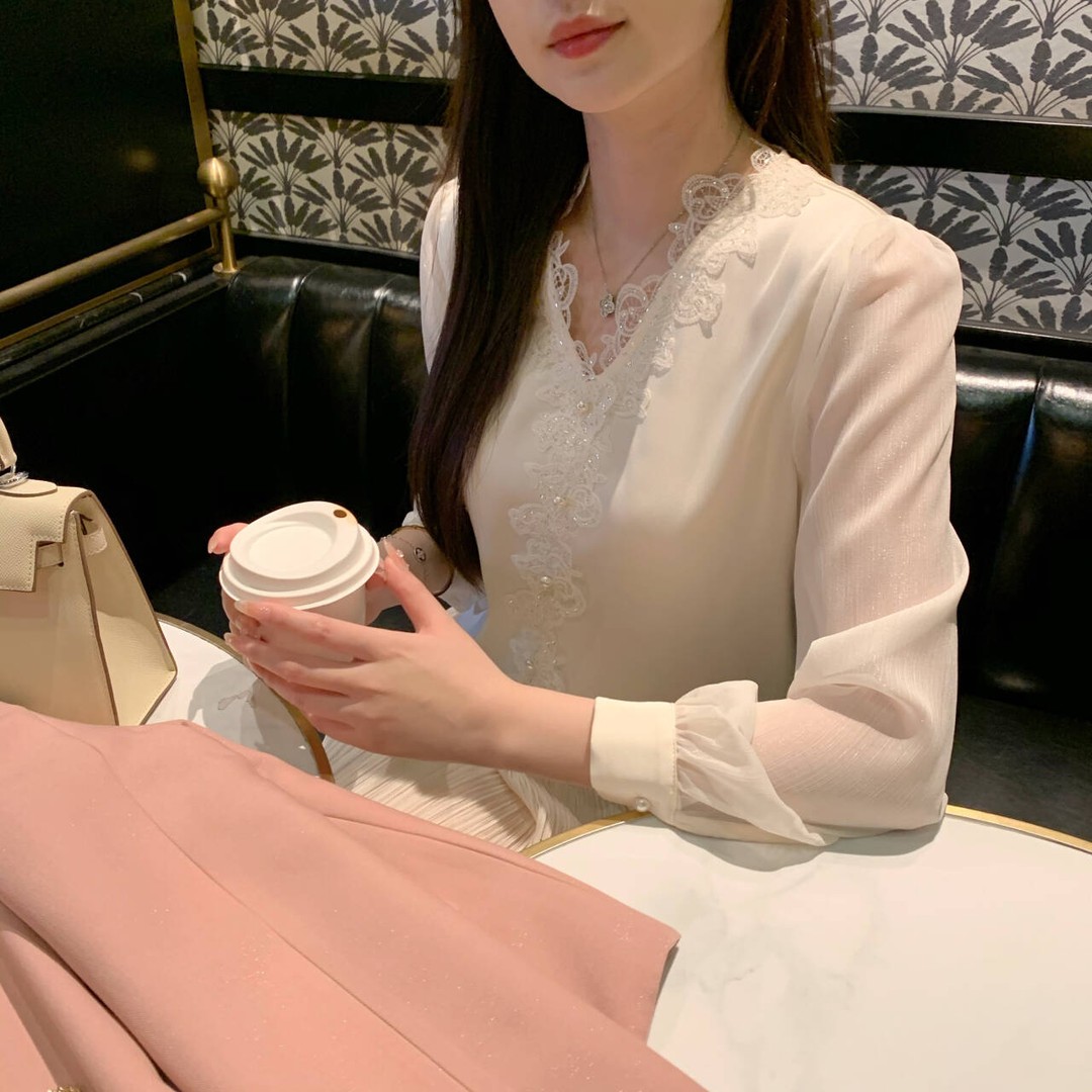 芊芊芙珠片蕾丝V领小衫衬衫上衣洋气独特别致漂亮衬衣女2025新款