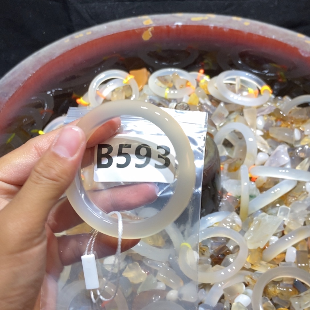 鱼***薇玛瑙/玉髓未镶嵌手镯