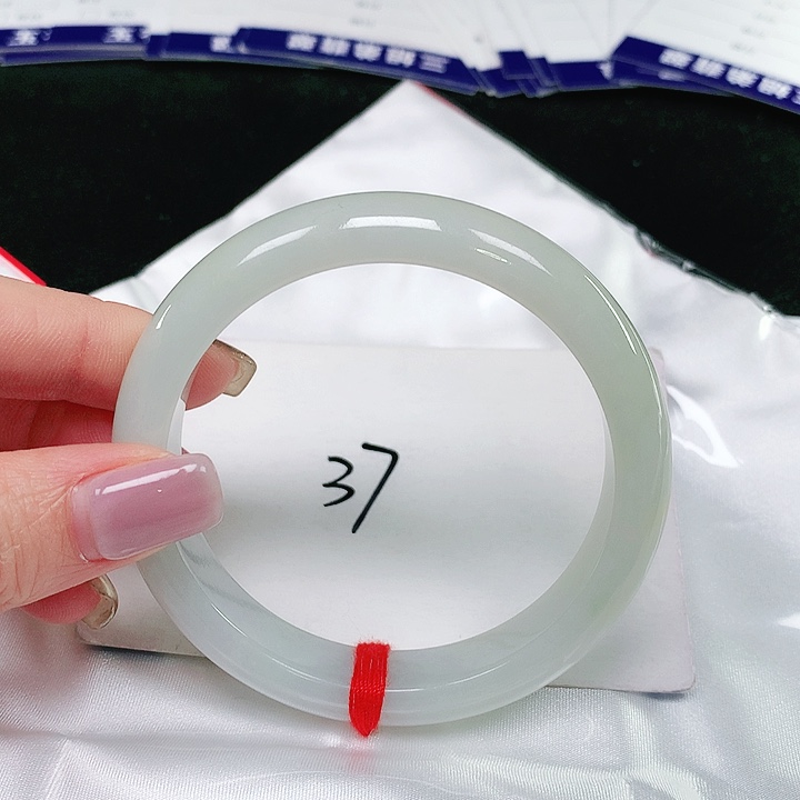 翡翠手镯未镶嵌翡翠手镯未镶嵌