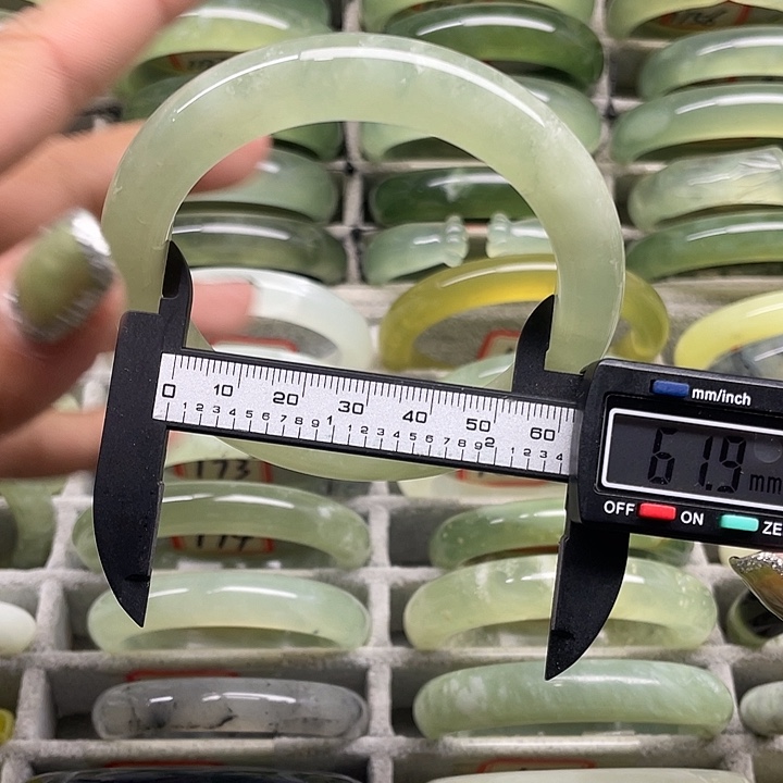 蛇纹石玉未镶嵌手镯161