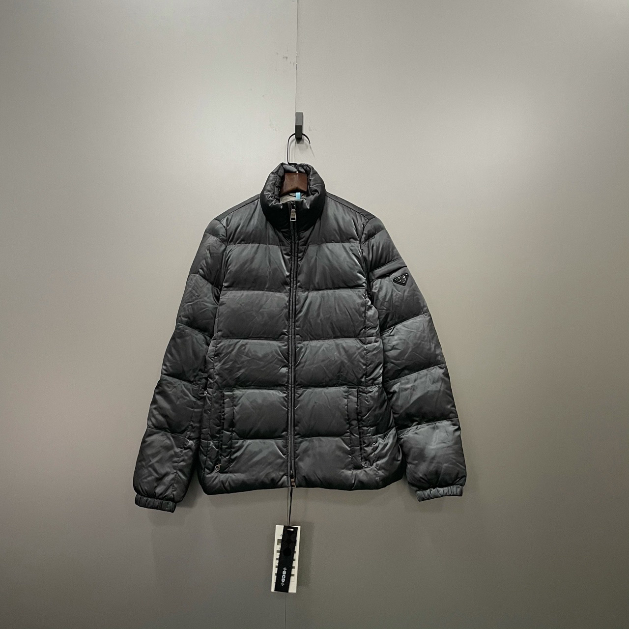 普拉达 灰色压纹三角标羽绒服 38码/95新/12500/fg208289