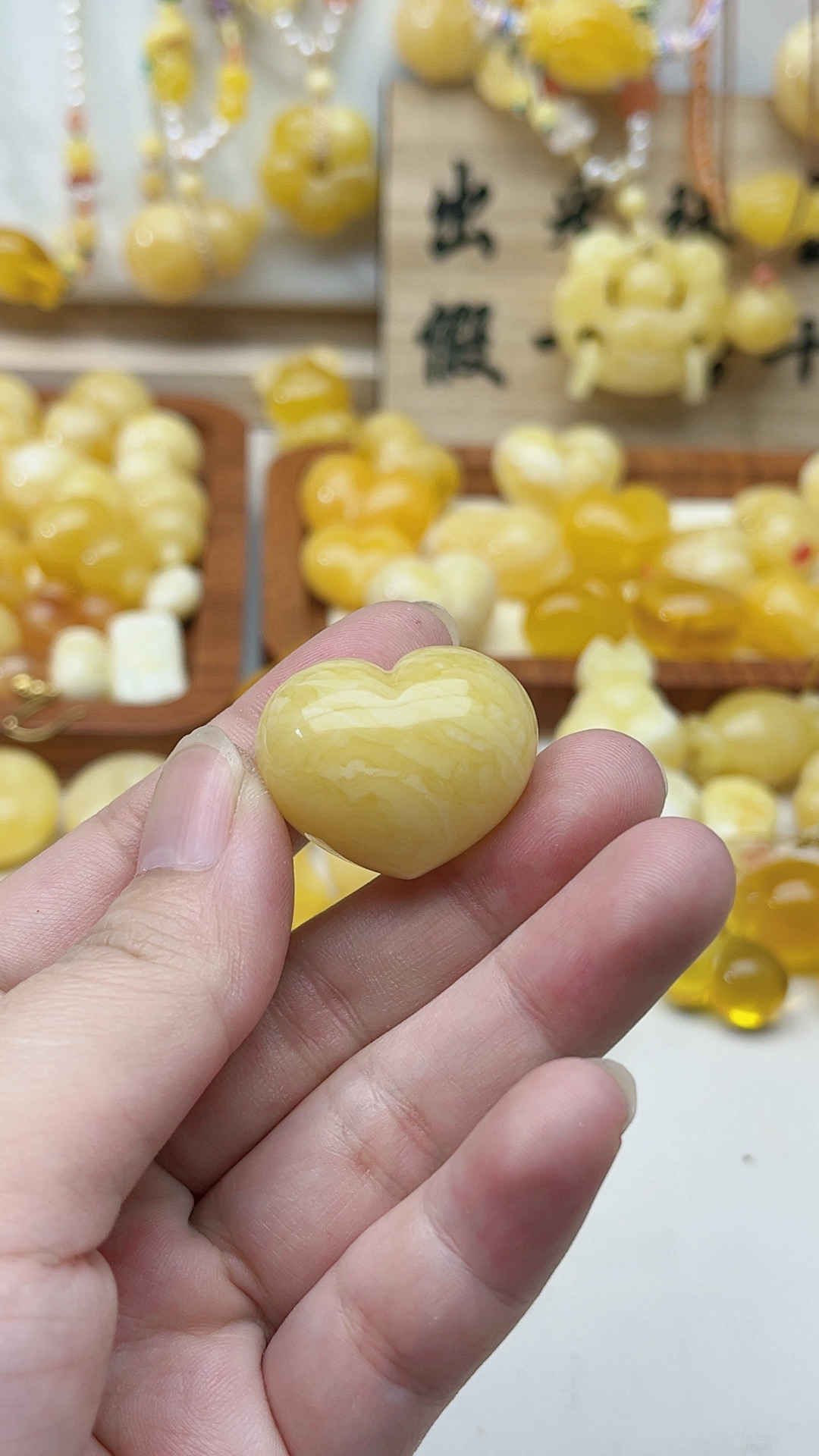 天然蜜蜡爱心吊坠，卡22.7✖️28.3✖️17.8