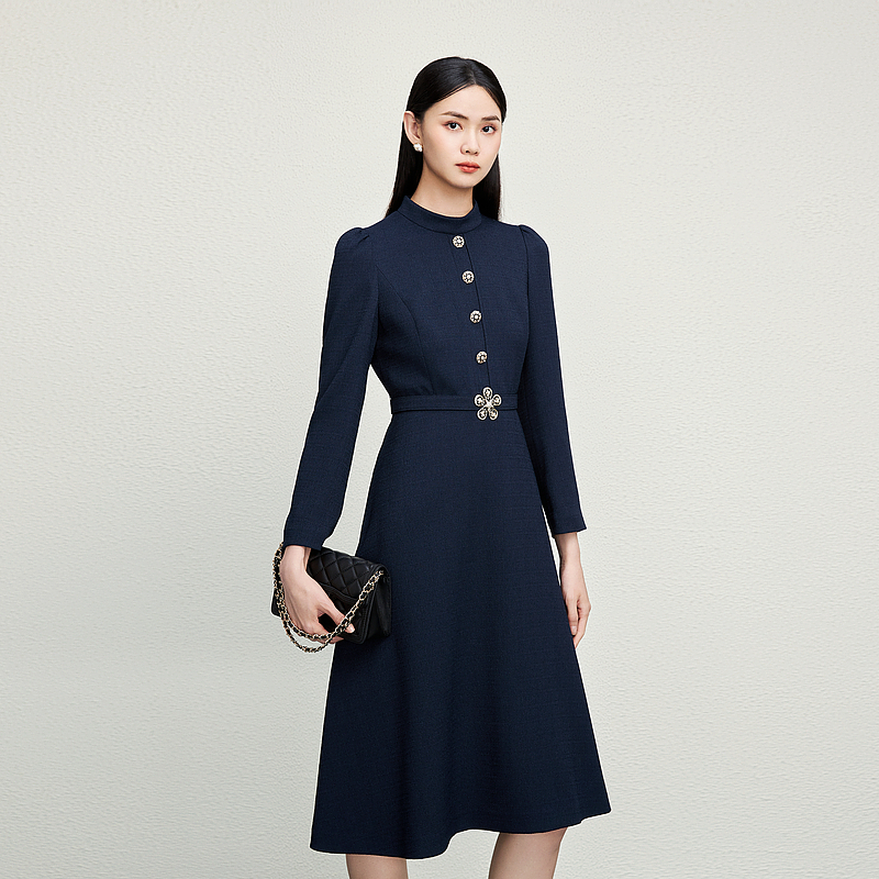 24年新款高弹阳光面料巴洛克风优雅半高领连衣裙-MJFC03WOP312A01