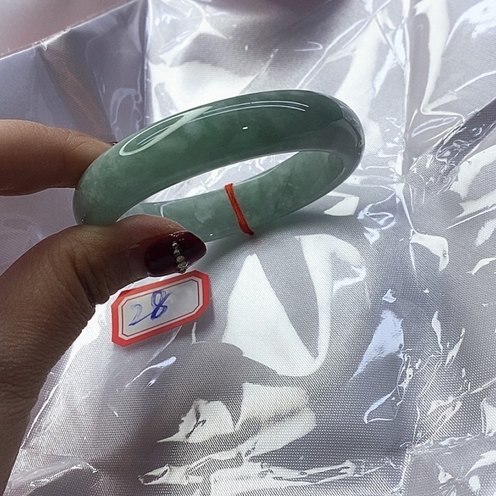 翡翠手镯未镶嵌翡翠手镯