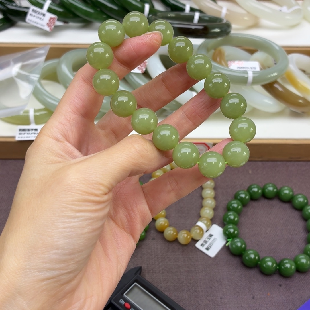 喜***乐和田玉未镶嵌手镯