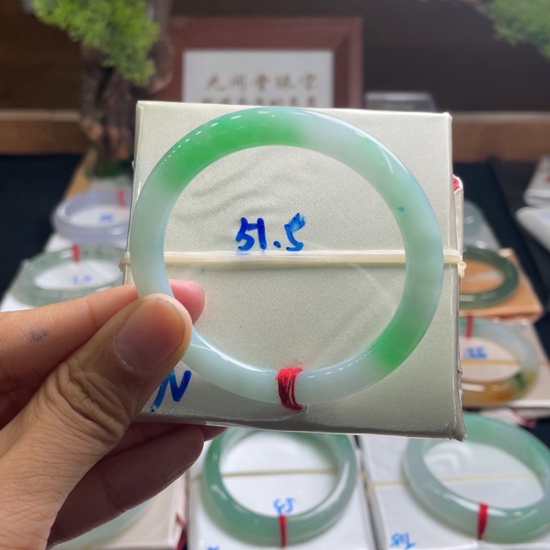 翡翠手镯未镶嵌51.5白底青