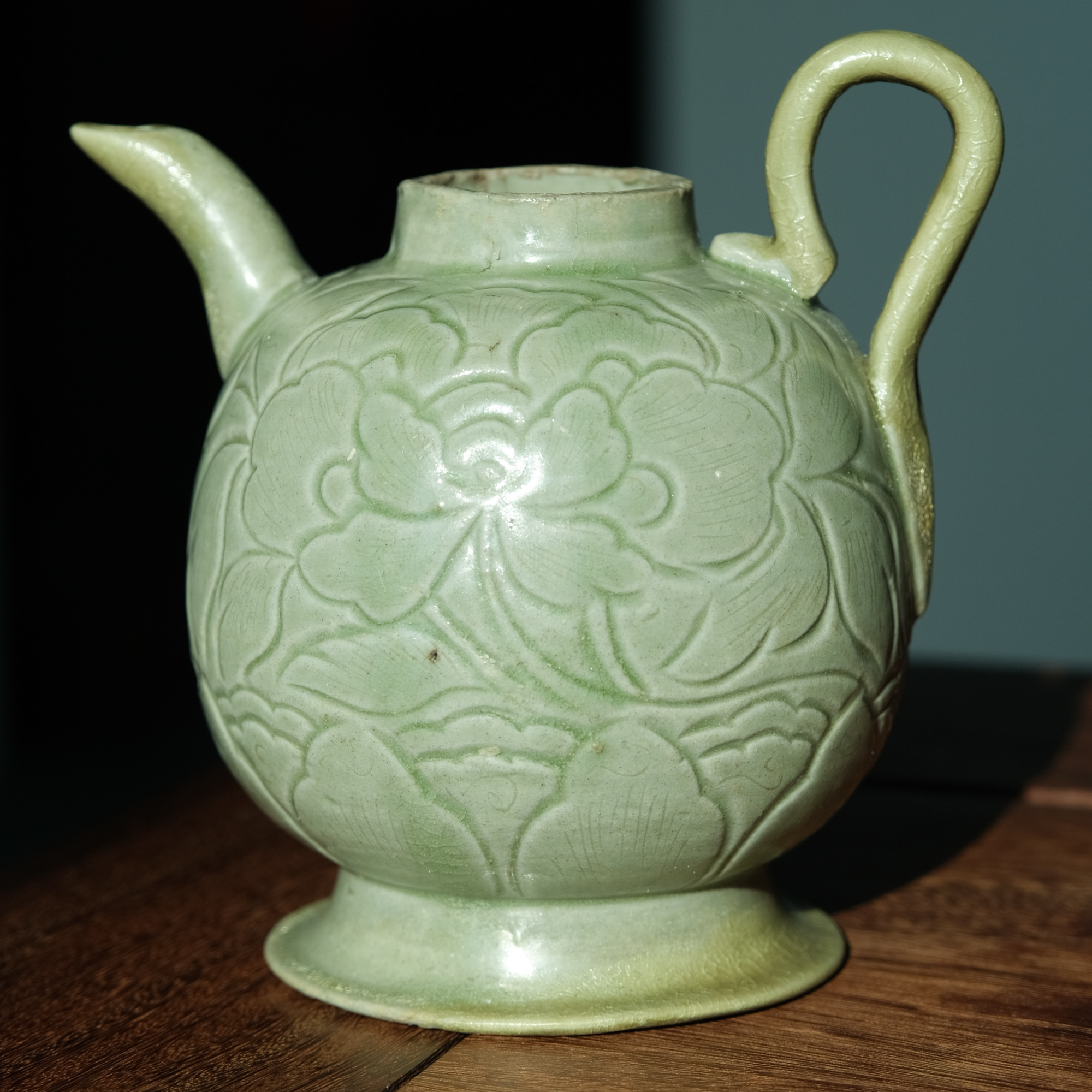 25021412越窑青釉刻牡丹纹执壶