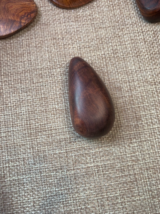 海南黄花梨小吊坠一个