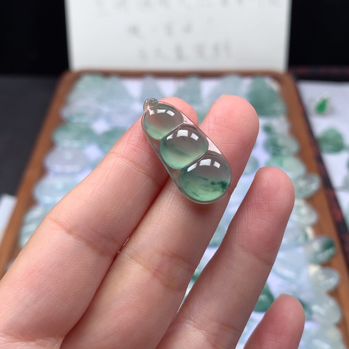 颈饰未镶嵌翡翠冰种晴底福豆