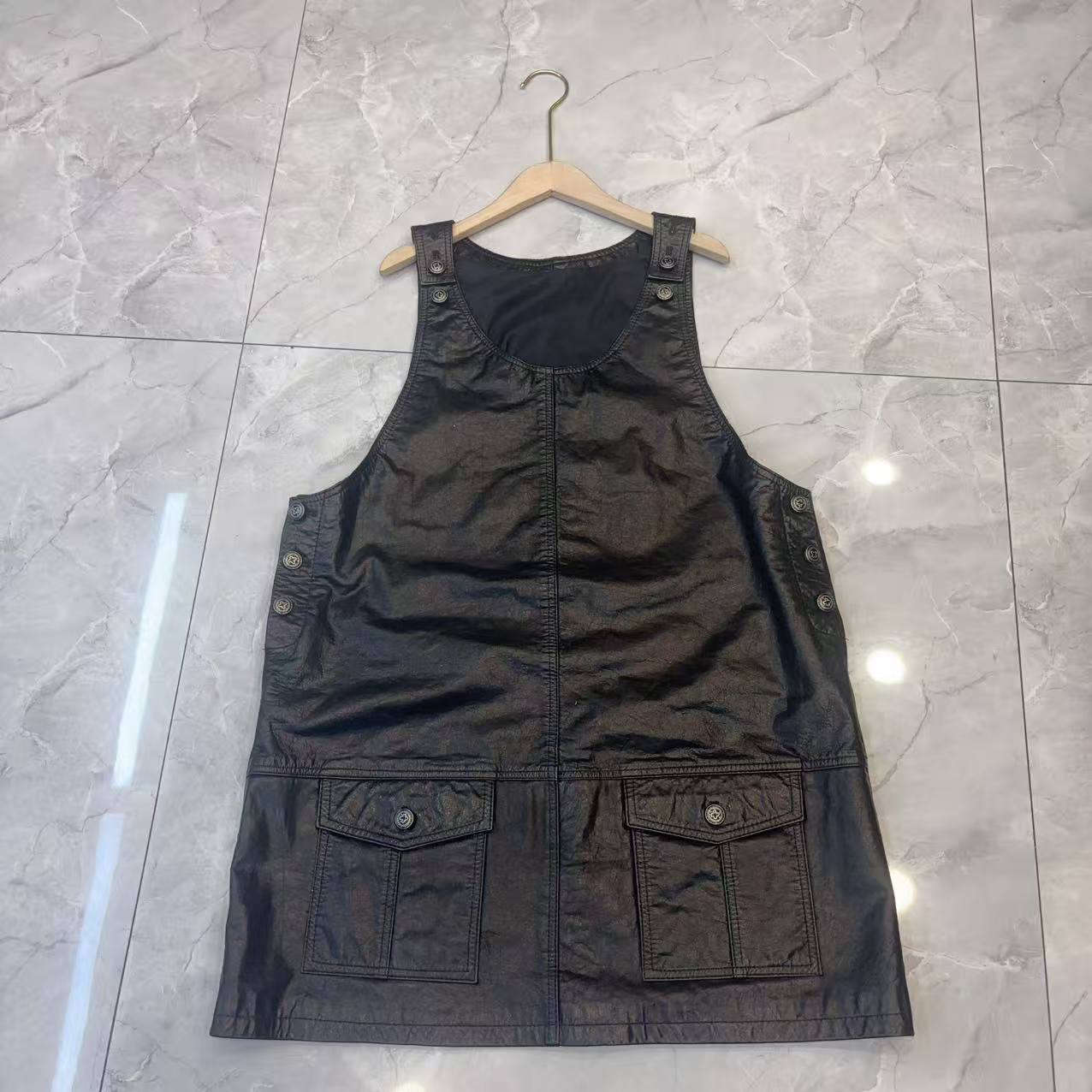 【訢嶼甄选】25700新款时尚百搭设计师款式纽扣连衣裙皮衣