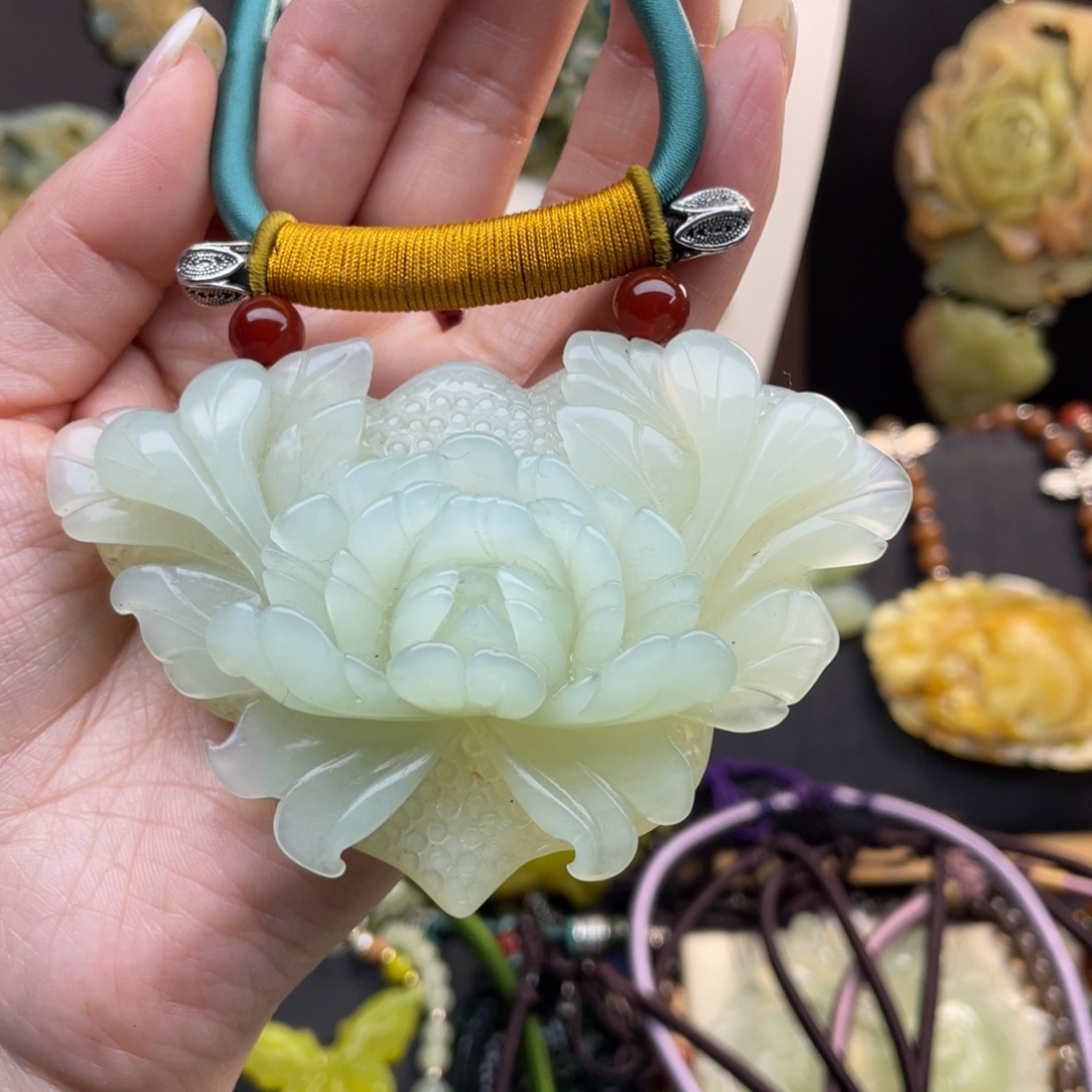 蛇纹石玉颈饰未镶嵌