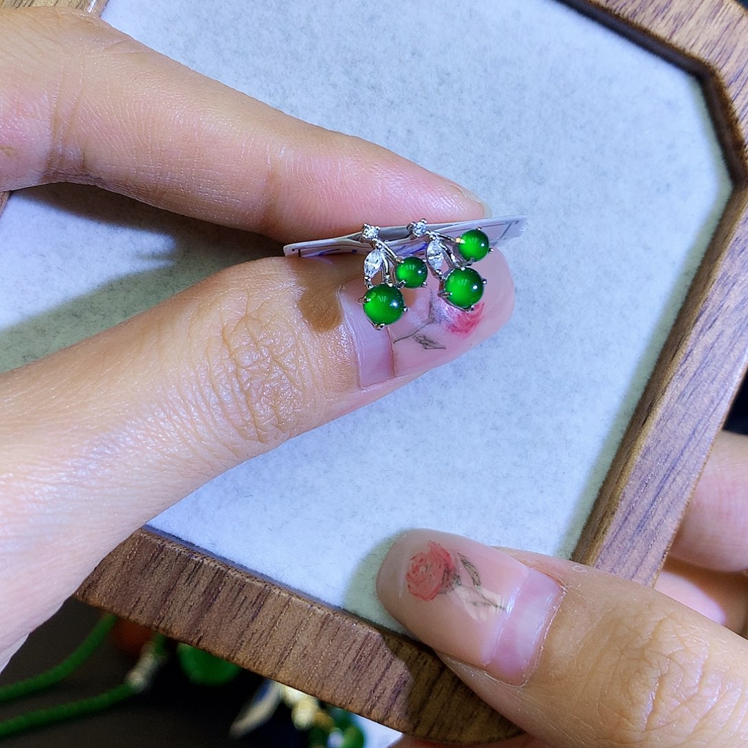 翡翠耳饰银S925镶嵌天然翡翠小樱桃耳钉