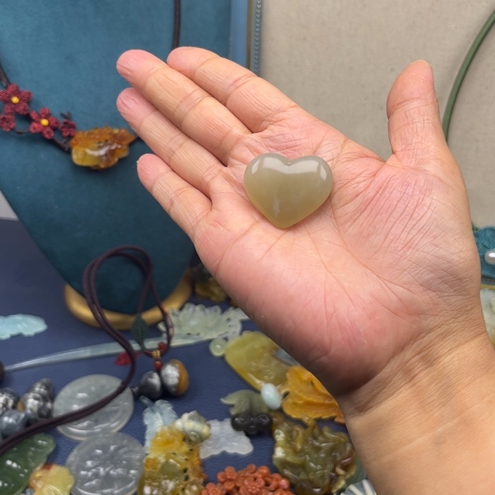 蛇纹石玉合金吊坠