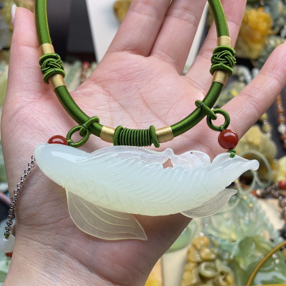 蛇纹石玉颈饰未镶嵌