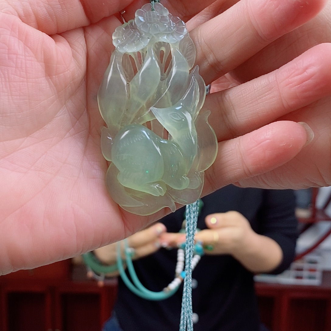 岫玉未镶嵌颈饰吊坠