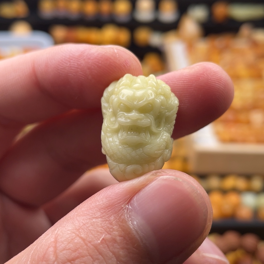 鎣***塋石英质玉（缅黄）未镶嵌颈饰