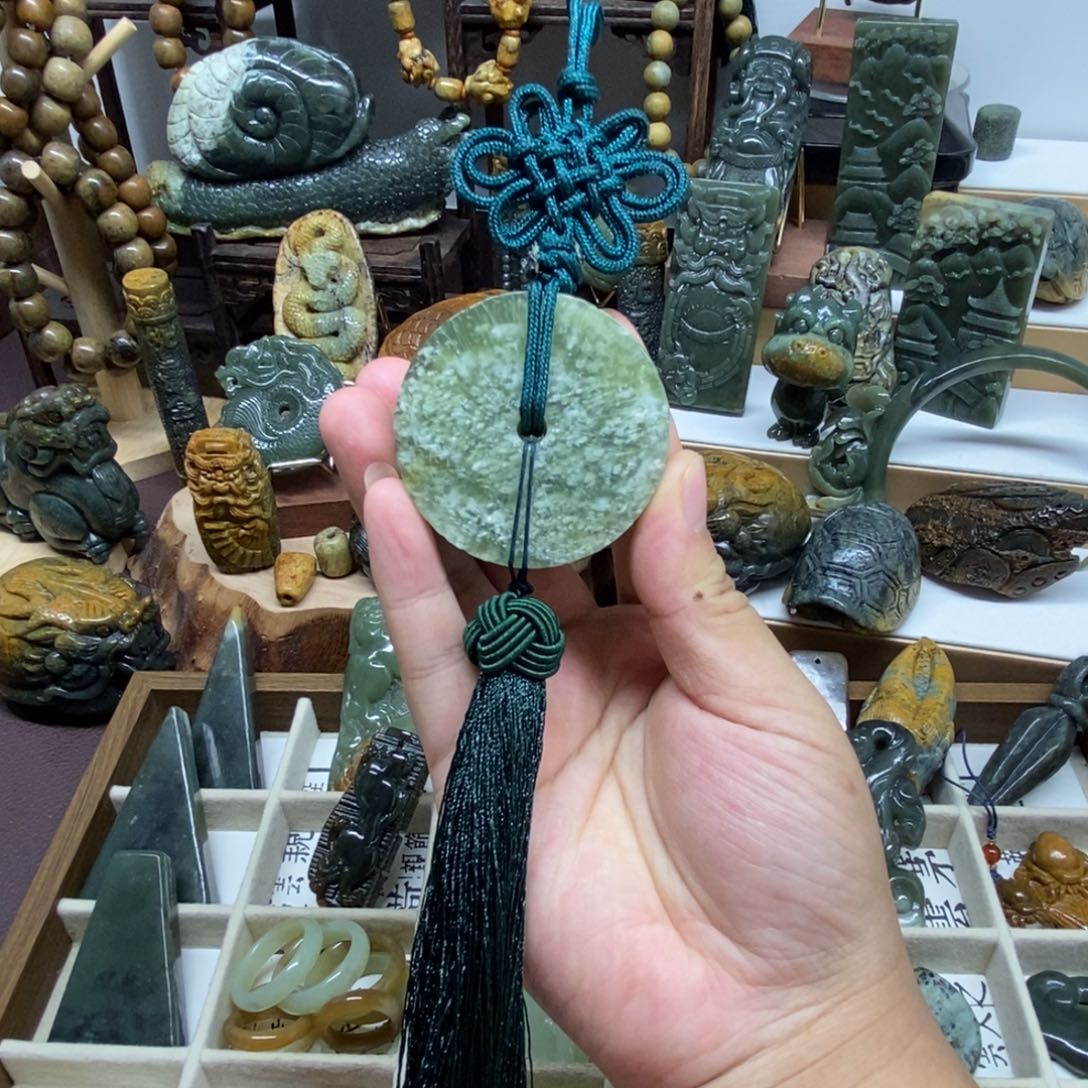 未镶嵌岫岩河磨玉（透闪石质玉）挂件