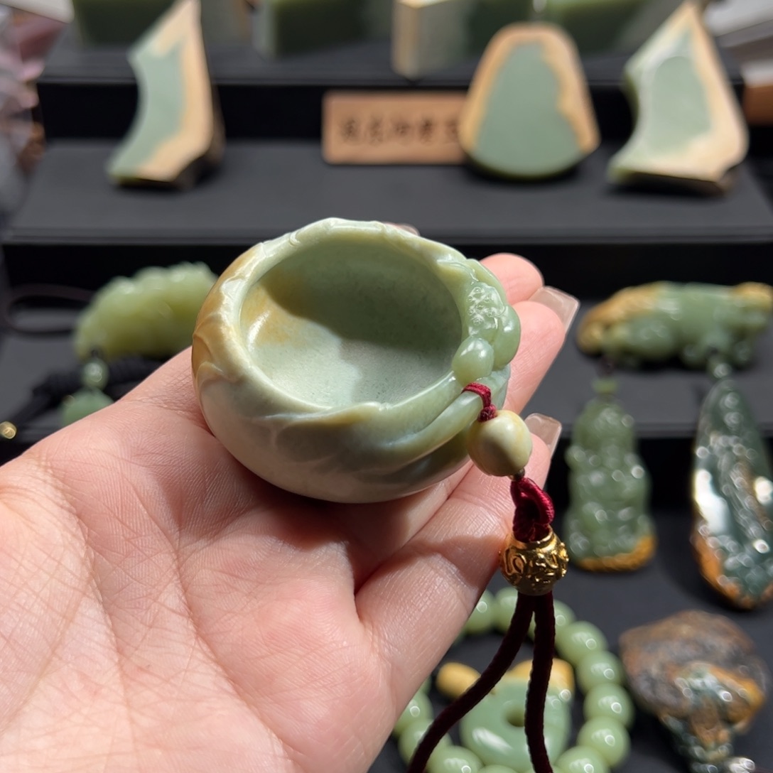 岫岩河磨玉（透闪石质玉）颈饰未镶嵌橙**脊