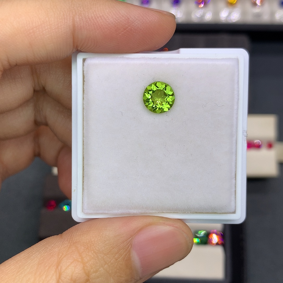 芳***榕未镶嵌橄榄石珠宝奇石1.55克拉