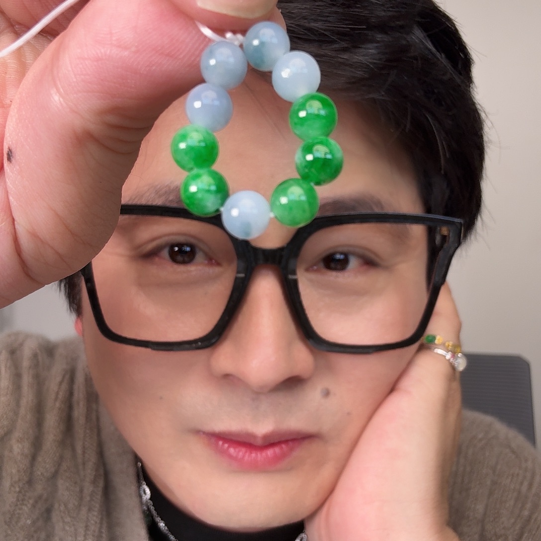 伊***苒翡翠未镶嵌颈饰一件