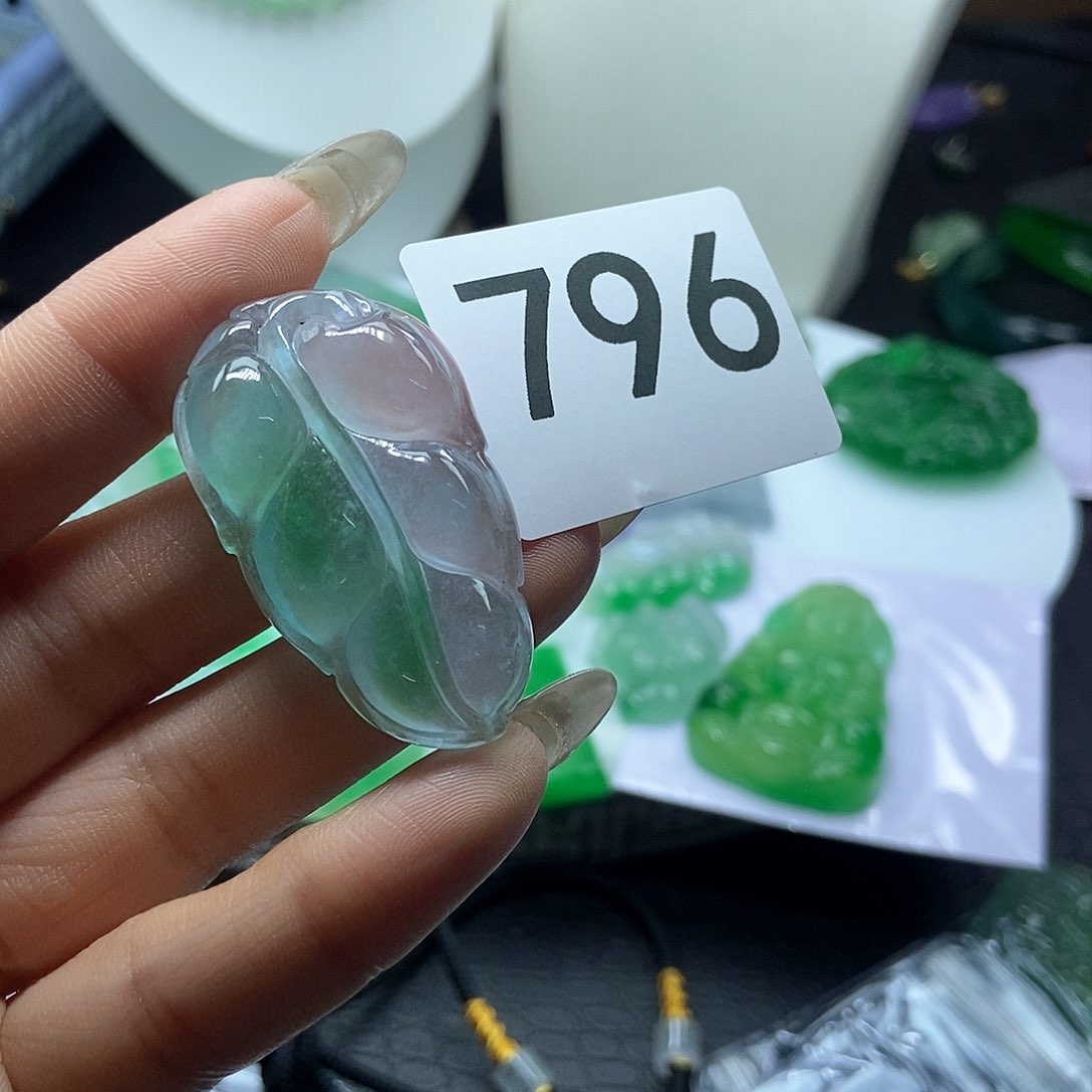 翡翠吊坠(赠链)未镶嵌