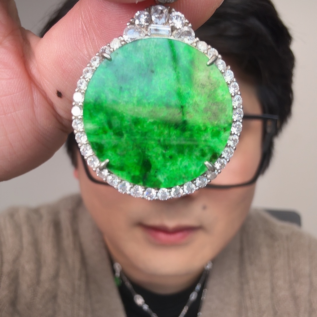 翡翠未镶嵌颈饰一件