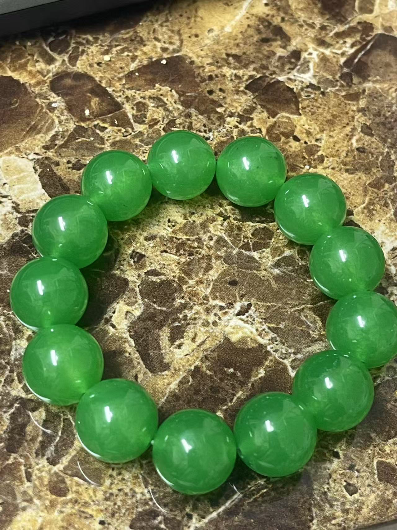 翠绿色吊坠气质时尚